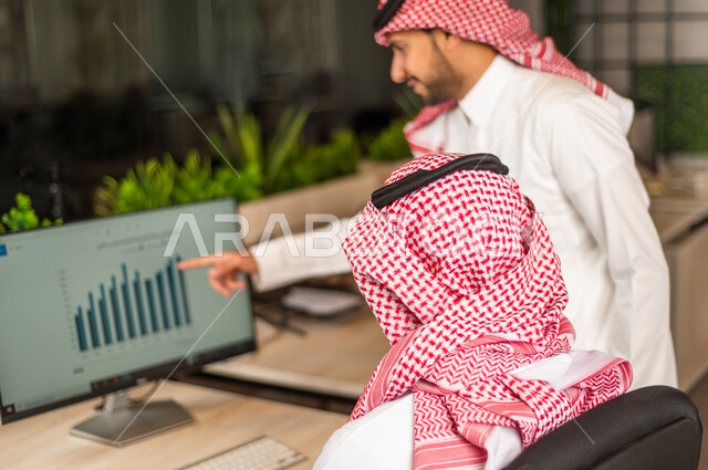 مناقشة عمل بين زميلين عربيين سعوديين خليجيين, اجتماع زملاء عمل في مقر عملهم, توزيع مهام العمل, بيئة العمل السعودي, الوحده والعمل الجماعي, تحقيق اهداف الشركه, تطوير العمل وحل المشكلات