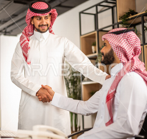 مناقشة عمل بين زميلين عربيين سعوديين خليجيين, اجتماع زملاء عمل في مقر عملهم, توزيع مهام العمل, بيئة العمل السعودي, الوحده والعمل الجماعي, تحقيق اهداف الشركه, تطوير العمل وحل المشكلات, اتفاقية عمل