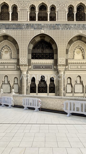 الفن المعماري الهندسي على الطراز الإسلامي، مدخل المسجد الحرام من الخارج، أداء مناسك الحج والعمرة، العبادة والتقرب إلى الله، أماكن إسلامية دينية مقدسة، معالم الحرم المكي الشريف في مدينة مكة المكرمة في المملكة العربية السعودية