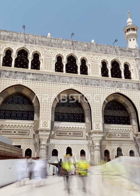 أداء مناسك الحج والعمرة، الفن المعماري الهندسي على الطراز الإسلامي، مدخل المسجد الحرام من الخارج، العبادة والتقرب إلى الله، أماكن إسلامية دينية مقدسة، معالم الحرم المكي الشريف في مدينة مكة المكرمة في المملكة العربية السعودية