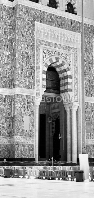 مدخل المسجد الحرام من الخارج، الفن المعماري الهندسي على الطراز الإسلامي، معالم الحرم المكي الشريف في مدينة مكة المكرمة في المملكة العربية السعودية، أماكن إسلامية دينية مقدسة، العبادة والتقرب إلى الله، أداء مناسك الحج والعمرة