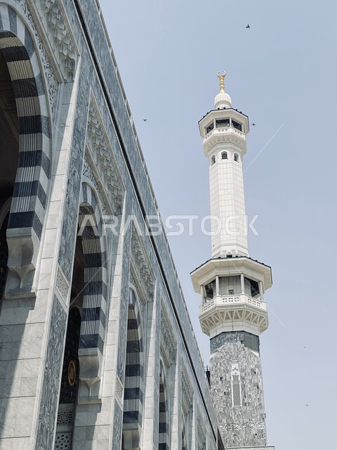 مأذنة الحرم المكي الشريف، الفن الهندسي المعماري الخارجي لبيت الله الحرام في مكة المكرمة، أماكن ومناطق روحانية إسلامية مقدسة في المملكة العربية السعودية، مقصد المسلمين من كل أنحاء العالم لأداء مناسك الحج والعمرة، العبادة والتقرب إلى رب العالمين