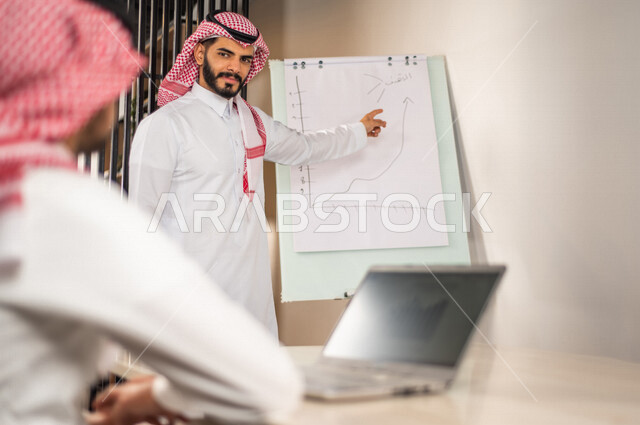 اجتماع زملاء عمل عربيون سعوديون خليجيون  في مقر عملهم, مناقشة وتوزيع مهام العمل, بيئة العمل السعودي, الوحده والعمل الجماعي, تحقيق اهداف الشركه, تطوير العمل وحل المشكلات
