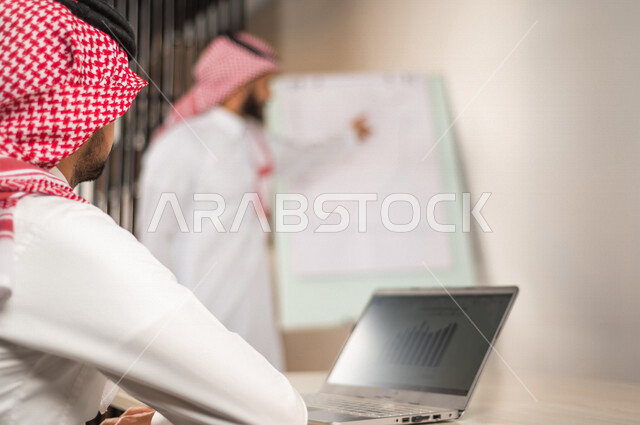 اجتماع زملاء عمل عربيون سعوديون خليجيون  في مقر عملهم, مناقشة وتوزيع مهام العمل, بيئة العمل السعودي, الوحده والعمل الجماعي, تحقيق اهداف الشركه, تطوير العمل وحل المشكلات