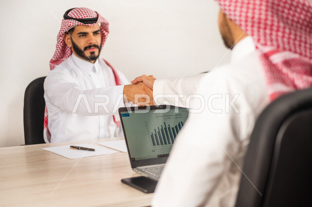 مناقشة عمل بين زميلين عربيين سعوديين خليجيين, اجتماع زملاء عمل في مقر عملهم, توزيع مهام العمل, بيئة العمل السعودي, الوحده والعمل الجماعي, تحقيق اهداف الشركه, تطوير العمل وحل المشكلات, اتفاقية عمل