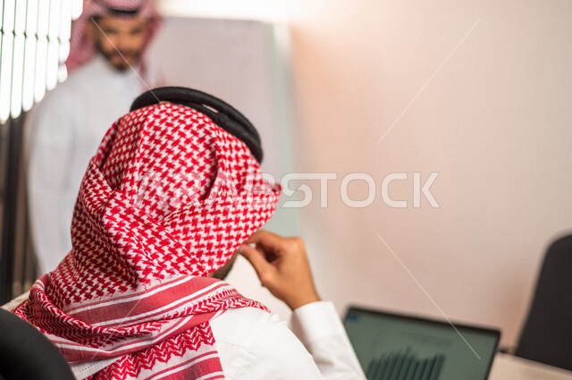 اجتماع زملاء عمل عربيون سعوديون خليجيون  في مقر عملهم, مناقشة وتوزيع مهام العمل, بيئة العمل السعودي, الوحده والعمل الجماعي, تحقيق اهداف الشركه, تطوير العمل وحل المشكلات