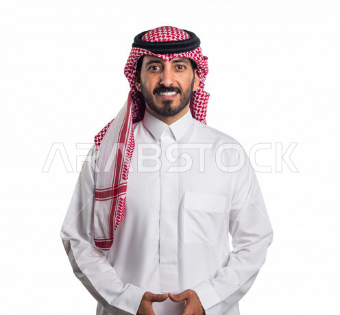 بورتريه لرجل عربي خليجي سعودي يقوم بجلسة تصوير، ينظر إلى الكاميرا بإيماءات وجه ويدين مختلفة ، خلفية بيضاء لرجل سعودي يرتدي زي تقليدي سعودي مع شماغ وعقال