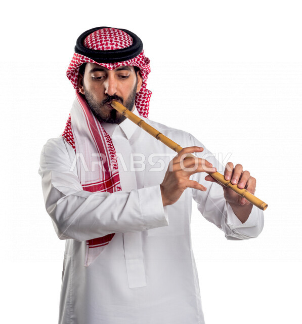 صورة لرجل عربي سعودي خليجي يعزف على الناي , آلات موسيقية , مواهب فنية , فنون موسيقية .