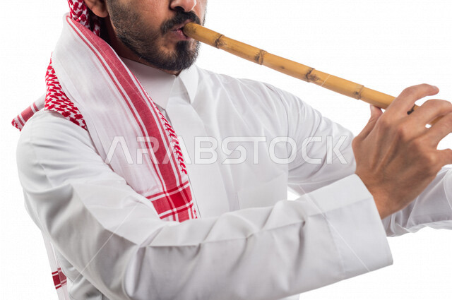 صورة لرجل عربي سعودي خليجي يعزف على الناي , آلات موسيقية , مواهب فنية , فنون موسيقية .