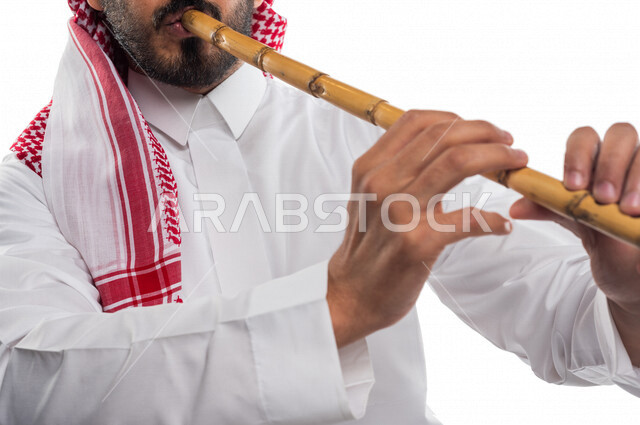 صورة لرجل عربي سعودي خليجي يعزف على الناي , آلات موسيقية , مواهب فنية , فنون موسيقية .