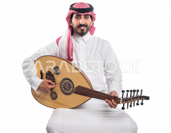صورة لرجل عربي سعودي خليجي يعزف على آلة العود , آلات موسيقية ,  مواهب فنية , فنون موسيقية .