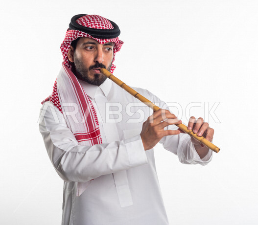 صورة لرجل عربي سعودي خليجي يعزف على الناي , آلات موسيقية , مواهب فنية , فنون موسيقية .