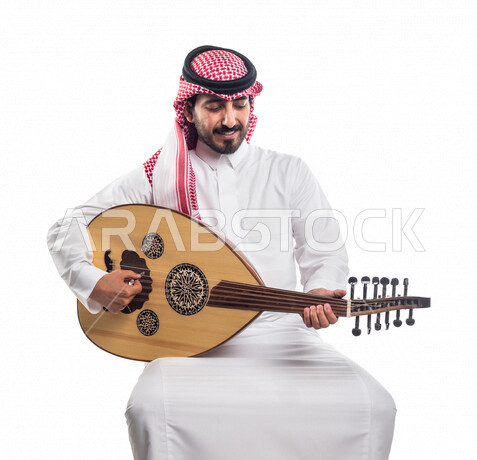 صورة لرجل عربي سعودي خليجي يعزف على آلة العود , آلات موسيقية ,  مواهب فنية , فنون موسيقية .
