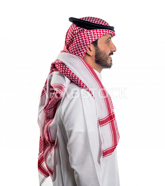 بورتريه لرجل عربي سعودي خليجي يقوم بجلسة تصوير بإيماءات وجه ، منظر جانبي لرجل سعودي يرتدي زي تقليدي سعودي مع شماغ وعقال ، خلفية بيضاء .