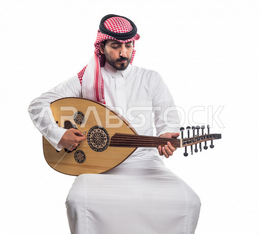 صورة لرجل عربي سعودي خليجي يعزف على آلة العود , آلات موسيقية ,  مواهب فنية , فنون موسيقية .