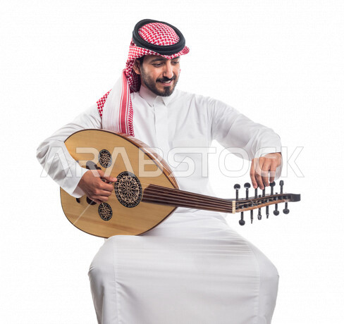 صورة لرجل عربي سعودي خليجي يعزف على آلة العود , آلات موسيقية ,  مواهب فنية , فنون موسيقية .