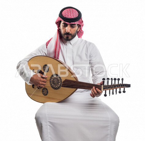صورة لرجل عربي سعودي خليجي يعزف على آلة العود , آلات موسيقية ,  مواهب فنية , فنون موسيقية .