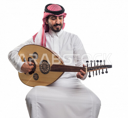 صورة لرجل عربي سعودي خليجي يعزف على آلة العود , آلات موسيقية ,  مواهب فنية , فنون موسيقية .