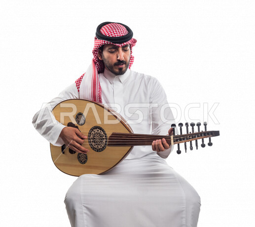 صورة لرجل عربي سعودي خليجي يعزف على آلة العود , آلات موسيقية ,  مواهب فنية , فنون موسيقية .
