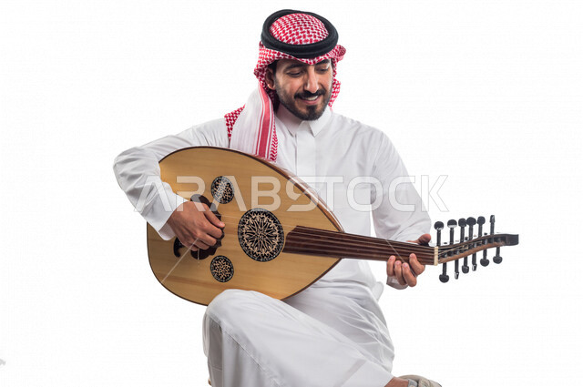 صورة لرجل عربي سعودي خليجي يعزف على آلة العود , آلات موسيقية ,  مواهب فنية , فنون موسيقية .
