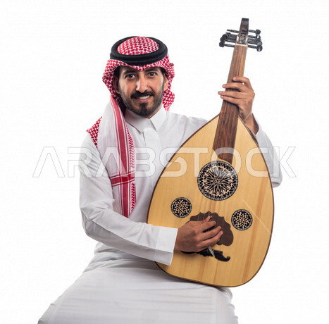 صورة لرجل عربي سعودي خليجي يعزف على آلة العود , آلات موسيقية ,  مواهب فنية , فنون موسيقية .