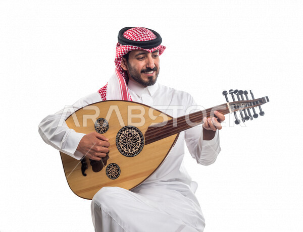 صورة لرجل عربي سعودي خليجي يعزف على آلة العود , آلات موسيقية ,  مواهب فنية , فنون موسيقية .