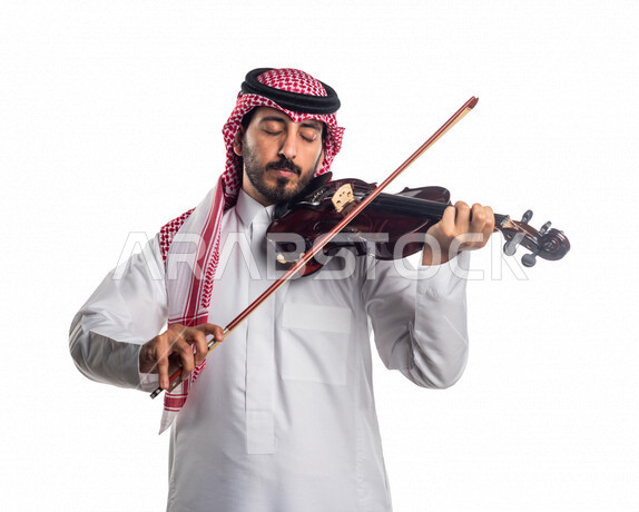 صورة مقربة لرجل عربي سعودي خليجي يعزف على آلة الكمان, آلات موسيقية ,  مواهب فنية , فنون موسيقية .