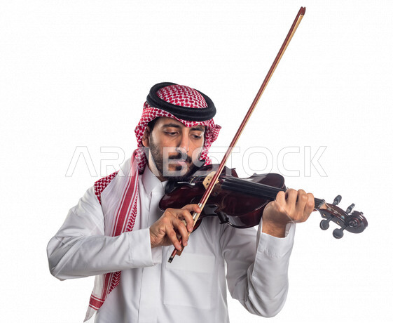 صورة مقربة لرجل عربي سعودي خليجي يعزف على آلة الكمان, آلات موسيقية ,  مواهب فنية , فنون موسيقية .