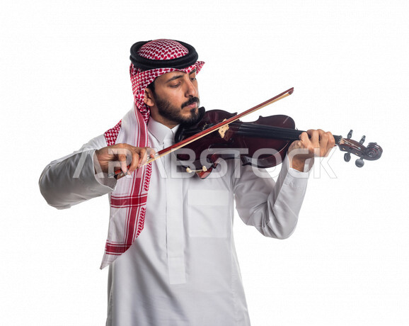 صورة مقربة لرجل عربي سعودي خليجي يعزف على آلة الكمان, آلات موسيقية ,  مواهب فنية , فنون موسيقية .
