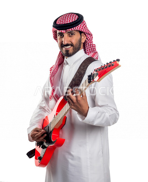 بورتريه لرجل عربي سعودي خليجي يقوم بالعزف على آلة الجيتار الكهربائي، آلات موسيقية، مواهب فنية، فنون موسيقية.