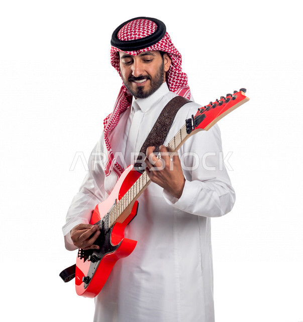 بورتريه لرجل عربي سعودي خليجي يقوم بالعزف على آلة الجيتار الكهربائي , آلات موسيقية , مواهب فنية , فنون موسيقية .