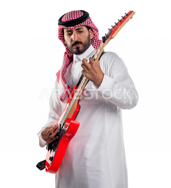 بورتريه لرجل عربي سعودي خليجي يقوم بالعزف على آلة الجيتار الكهربائي , آلات موسيقية , مواهب فنية , فنون موسيقية .