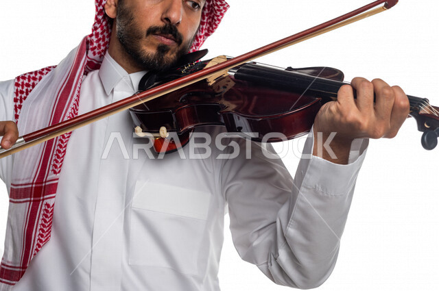 صورة مقربة لرجل عربي سعودي خليجي يعزف على آلة الكمان, آلات موسيقية ,  مواهب فنية , فنون موسيقية .