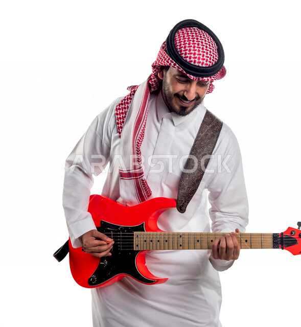 بورتريه لرجل عربي سعودي خليجي يقوم بالعزف على آلة الجيتار الكهربائي , آلات موسيقية , مواهب فنية , فنون موسيقية .