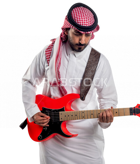 بورتريه لرجل عربي سعودي خليجي يقوم بالعزف على آلة الجيتار الكهربائي , آلات موسيقية , مواهب فنية , فنون موسيقية .