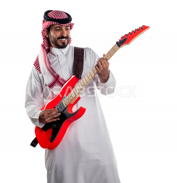 بورتريه لرجل عربي سعودي خليجي يقوم بالعزف على آلة الجيتار الكهربائي , آلات موسيقية , مواهب فنية , فنون موسيقية .