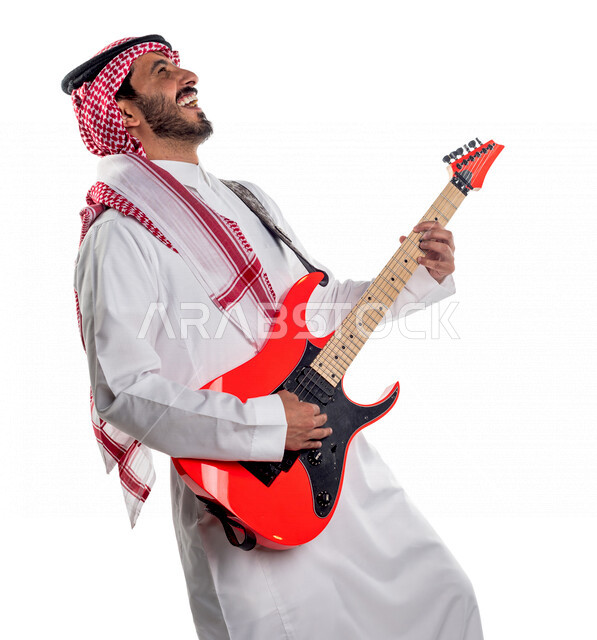 بورتريه لرجل عربي سعودي خليجي يقوم بالعزف على آلة الجيتار الكهربائي , آلات موسيقية , مواهب فنية , فنون موسيقية .