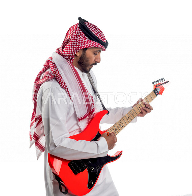 بورتريه لرجل عربي سعودي خليجي يقوم بالعزف على آلة الجيتار الكهربائي , آلات موسيقية , مواهب فنية , فنون موسيقية .