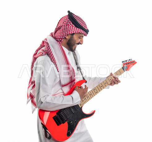 بورتريه لرجل عربي سعودي خليجي يقوم بالعزف على آلة الجيتار الكهربائي , آلات موسيقية , مواهب فنية , فنون موسيقية .