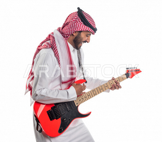 بورتريه لرجل عربي سعودي خليجي يقوم بالعزف على آلة الجيتار الكهربائي , آلات موسيقية , مواهب فنية , فنون موسيقية .