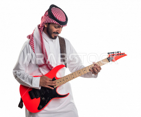 بورتريه لرجل عربي سعودي خليجي يقوم بالعزف على آلة الجيتار الكهربائي , آلات موسيقية , مواهب فنية , فنون موسيقية .