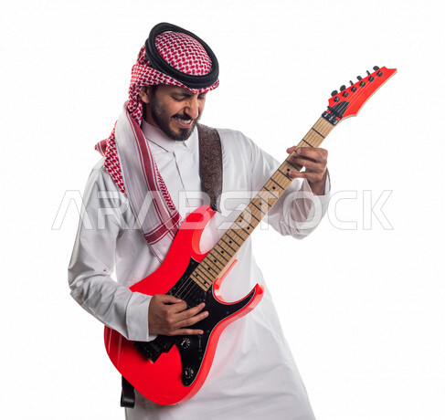 بورتريه لرجل عربي سعودي خليجي يقوم بالعزف على آلة الجيتار الكهربائي , آلات موسيقية , مواهب فنية , فنون موسيقية .