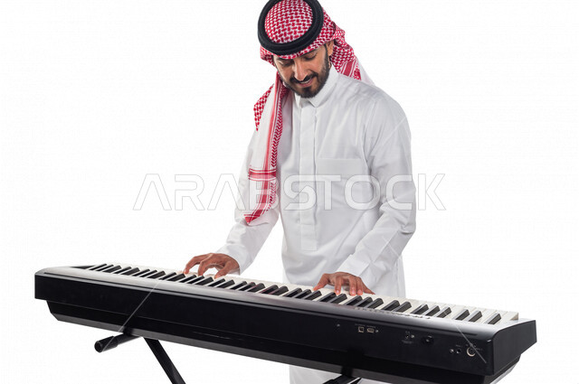 بورتريه لرجل عربي سعودي خليجي يقوم بالعزف على آلة البيانو , آلات موسيقية , مواهب فنية , فنون موسيقية .