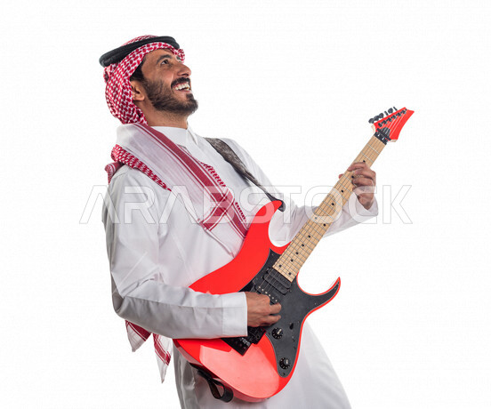 بورتريه لرجل عربي سعودي خليجي يقوم بالعزف على آلة الجيتار الكهربائي , آلات موسيقية , مواهب فنية , فنون موسيقية .