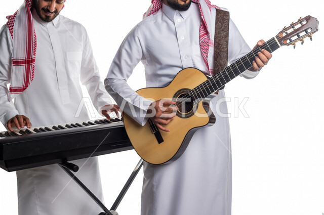 فرقة عربية سعودية خليجية تملك مواهب فنية , العزف على آلة الجيتار , العزف على آلة البيانو ,فنون موسيقية , ممارسة هواية العزف .