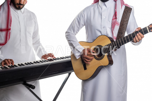 فرقة عربية سعودية خليجية تملك مواهب فنية , العزف على آلة الجيتار , العزف على آلة البيانو ,فنون موسيقية , ممارسة هواية العزف .