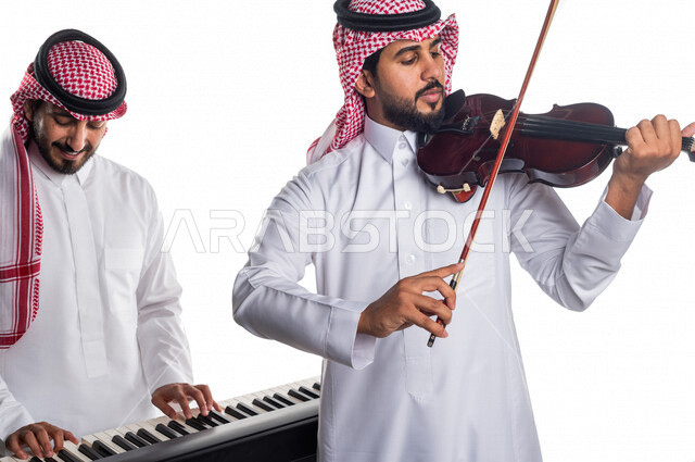 فرقة عربية سعودية خليجية تملك مواهب فنية , العزف على آلة الكمان , العزف على آلة البيانو ,فنون موسيقية , ممارسة هواية العزف .