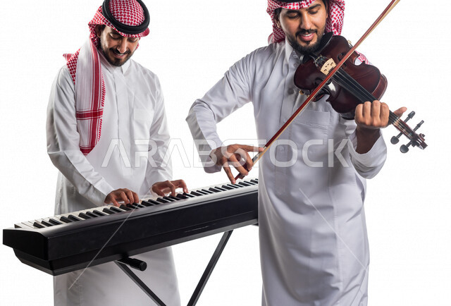فرقة عربية سعودية خليجية تملك مواهب فنية , العزف على آلة الكمان , العزف على آلة البيانو ,فنون موسيقية , ممارسة هواية العزف .