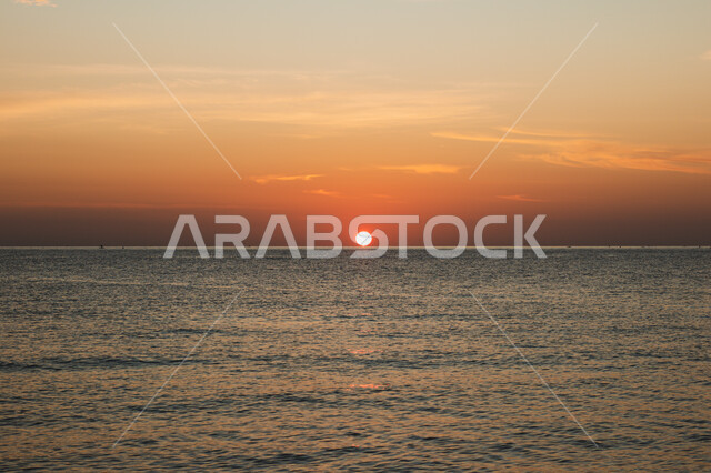 أماكن ومناطق جذب واستقطاب السائحين، انعكاس غروب الشمس على مياه البحر، المناظر الطبيعية في المملكة العربية السعودية، الأجواء الهادئة على الشاطئ