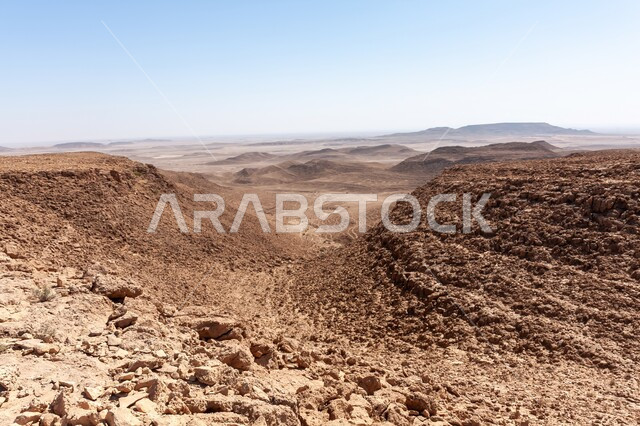 ممر صخري متآكل في هضبة شرق الرياض، جبال ذات تشكيلات رملية مختلفة، المرتفعات والتضاريس والقمم الجبلية في البراري، التكوينات الصخرية في صحراء المملكة العربية السعودية، مناطق البادية والبيئة الطبيعية الصحراوية